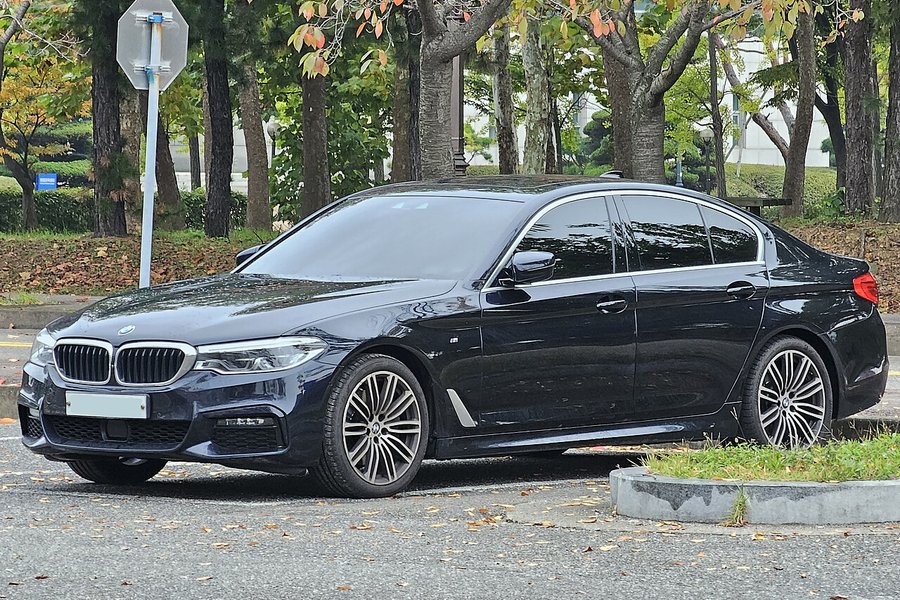 Black BMW 5 Series executive saloon